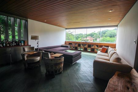 Casa à venda com 776m², 5 quartos e 4 vagasSala