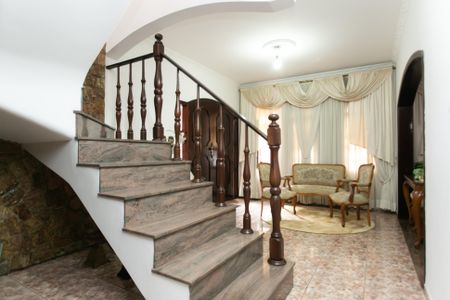 Casa à venda com 287m², 5 quartos e 3 vagasEscada