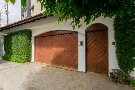 Casa à venda com 287m², 5 quartos e 3 vagasFachada