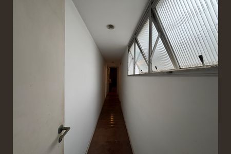 Apartamento à venda com 140m², 4 quartos e 2 vagasCorredor de acesso aos quartos