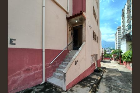 Apartamento para alugar com 74m², 2 quartos e 1 vaga Apartamento para alugar com 74m², 2 quartos e 1 vagaEscada