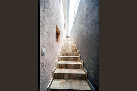 Casa à venda com 300m², 4 quartos e 2 vagasEscada de entrada