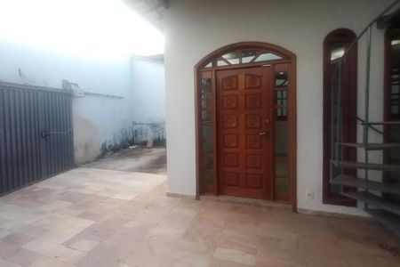 Casa à venda com 220m², 3 quartos e 2 vagas Casa à venda com 220m², 3 quartos e 2 vagasVaranda