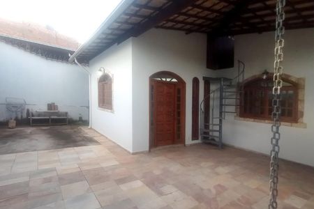 Casa à venda com 220m², 3 quartos e 2 vagas Casa à venda com 220m², 3 quartos e 2 vagasVaranda