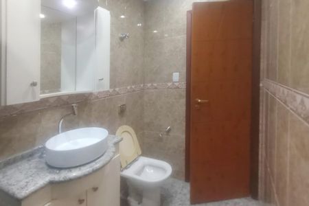 Casa à venda com 220m², 3 quartos e 2 vagas Casa à venda com 220m², 3 quartos e 2 vagasBanheiro