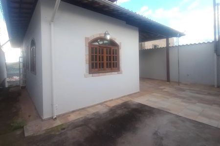 Casa à venda com 220m², 3 quartos e 2 vagas Casa à venda com 220m², 3 quartos e 2 vagasVaranda