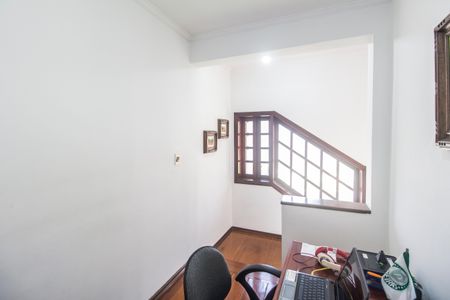 Casa de condomínio para alugar com 440m², 4 quartos e 4 vagas Casa de condomínio para alugar com 440m², 4 quartos e 4 vagasEscada