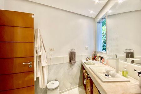 Apartamento para alugar com 140m², 3 quartos e 1 vaga Apartamento para alugar com 140m², 3 quartos e 1 vagaBanheiro da Suíte