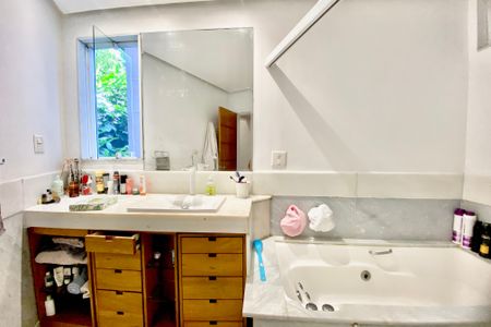 Apartamento para alugar com 140m², 3 quartos e 1 vaga Apartamento para alugar com 140m², 3 quartos e 1 vagaBanheiro da Suíte