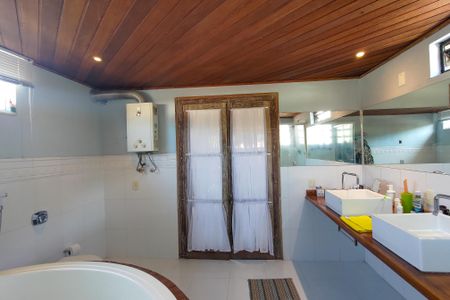 Casa à venda com 380m², 4 quartos e sem vagaBanheiro da Suíte 1