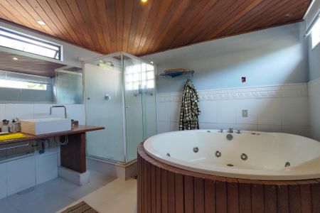 Casa à venda com 380m², 4 quartos e sem vagaBanheiro da Suíte 1