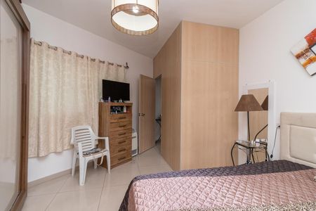 Quarto de casa à venda com 4 quartos, 300m² em Jardim Eliane, São Paulo