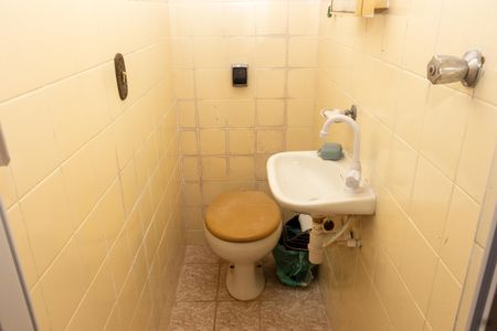 Casa de condomínio para alugar com 100m², 4 quartos e 2 vagasBanheiro de serviço