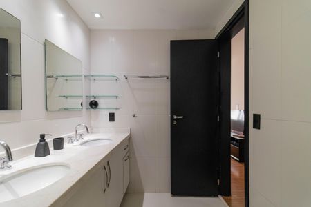 Apartamento para alugar com 242m², 5 quartos e 3 vagas Apartamento para alugar com 242m², 5 quartos e 3 vagasBanheiro da Suíte 4