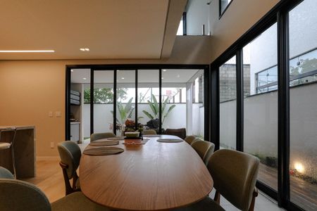 Casa para alugar com 220m², 4 quartos e 4 vagas Casa para alugar com 220m², 4 quartos e 4 vagasSala de Jantar