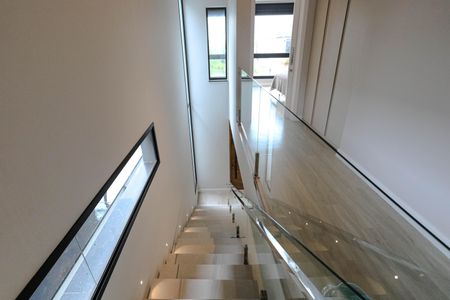 Casa para alugar com 220m², 4 quartos e 4 vagas Casa para alugar com 220m², 4 quartos e 4 vagasEscada