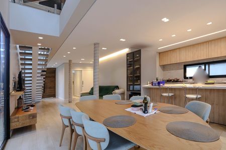 Casa para alugar com 220m², 4 quartos e 4 vagas Casa para alugar com 220m², 4 quartos e 4 vagasSala de Jantar