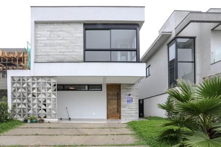 Casa para alugar com 220m², 4 quartos e 4 vagas Casa para alugar com 220m², 4 quartos e 4 vagasFachada