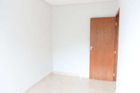Quarto 01 de apartamento para alugar com 2 quartos, 45m² em Setor Crimeia Oeste, Goiânia