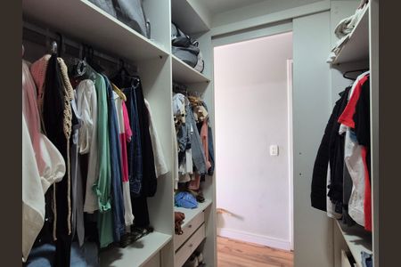 Casa de condomínio à venda com 186m², 5 quartos e 4 vagas Casa de condomínio à venda com 186m², 5 quartos e 4 vagasCloset