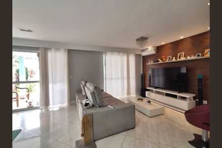 Casa de condomínio à venda com 186m², 5 quartos e 4 vagas Casa de condomínio à venda com 186m², 5 quartos e 4 vagasSala