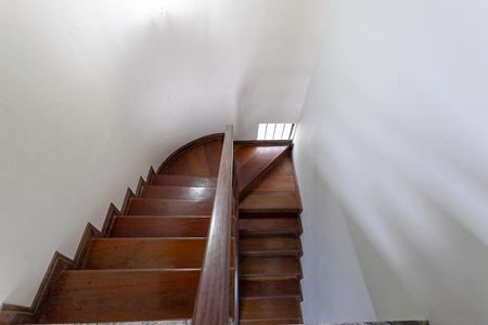 Casa de condomínio à venda com 183m², 4 quartos e 2 vagasEscada