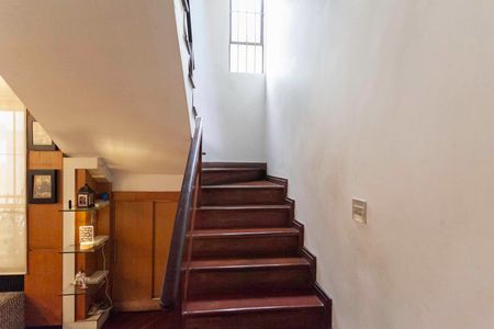 Casa de condomínio à venda com 183m², 4 quartos e 2 vagasEscada