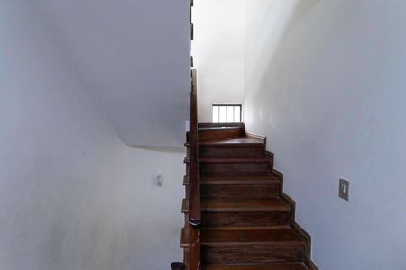 Casa de condomínio à venda com 183m², 4 quartos e 2 vagasEscada