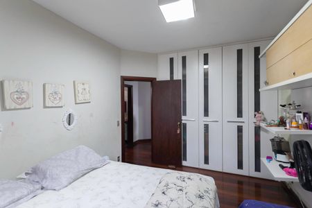 Casa de condomínio à venda com 183m², 4 quartos e 2 vagasQuarto 1