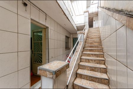 Casa à venda com 220m², 4 quartos e 2 vagasEscada