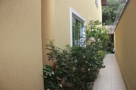 Casa à venda com 219m², 4 quartos e 4 vagasCorredor lateral 