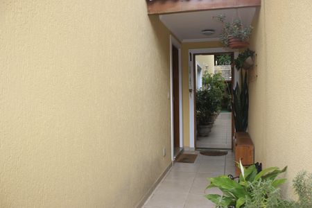 Casa à venda com 219m², 4 quartos e 4 vagasCorredor lateral 