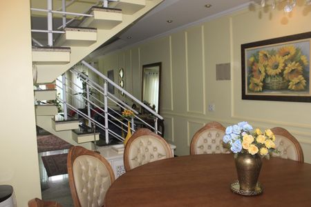 Casa à venda com 219m², 4 quartos e 4 vagasSala 