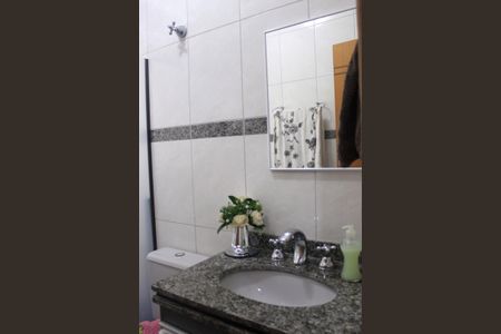 Casa à venda com 219m², 4 quartos e 4 vagasBanheiro social 