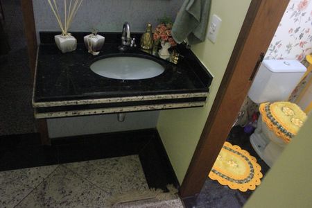 Casa à venda com 219m², 4 quartos e 4 vagasLavabo 