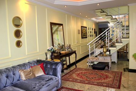 Casa à venda com 219m², 4 quartos e 4 vagasSala