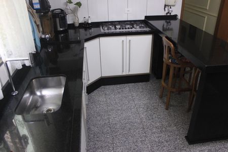 Casa à venda com 219m², 4 quartos e 4 vagasCozinha 