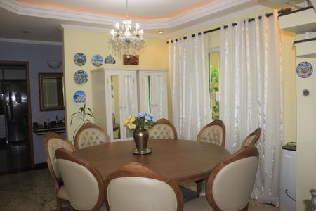 Casa à venda com 219m², 4 quartos e 4 vagasSala