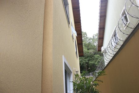 Casa à venda com 219m², 4 quartos e 4 vagasCorredor lateral 