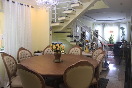 Casa à venda com 219m², 4 quartos e 4 vagasSala 