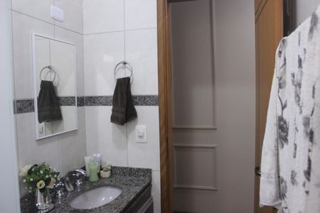 Casa à venda com 219m², 4 quartos e 4 vagasBanheiro social 