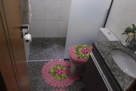 Casa à venda com 219m², 4 quartos e 4 vagasBanheiro social 