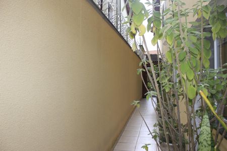 Casa à venda com 219m², 4 quartos e 4 vagasCorredor lateral 