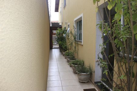 Casa à venda com 219m², 4 quartos e 4 vagasCorredor lateral 