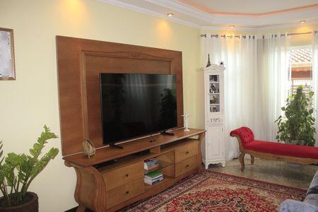 Casa à venda com 219m², 4 quartos e 4 vagasSala