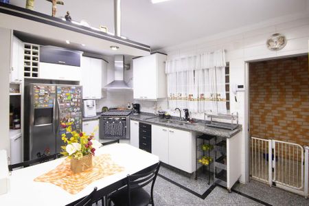 Casa à venda com 670m², 5 quartos e 8 vagasCozinha - Armários