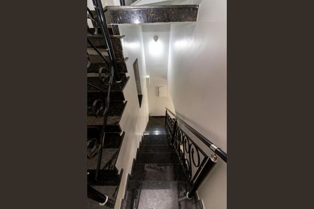 Casa de condomínio à venda com 200m², 3 quartos e 2 vagas Casa de condomínio à venda com 200m², 3 quartos e 2 vagasEscada