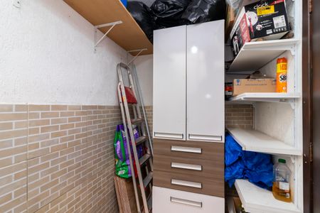 Casa de condomínio à venda com 200m², 3 quartos e 2 vagas Casa de condomínio à venda com 200m², 3 quartos e 2 vagasEscada da Garagem