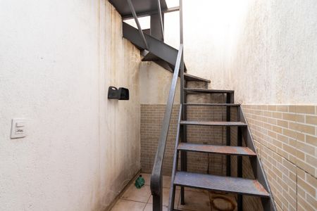 Casa de condomínio à venda com 200m², 3 quartos e 2 vagas Casa de condomínio à venda com 200m², 3 quartos e 2 vagasEscada da Garagem