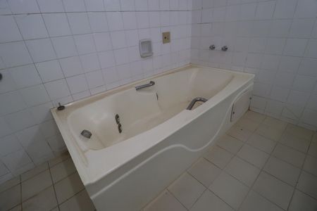 Casa para alugar com 360m², 4 quartos e 4 vagasBanheiro do Quarto 1